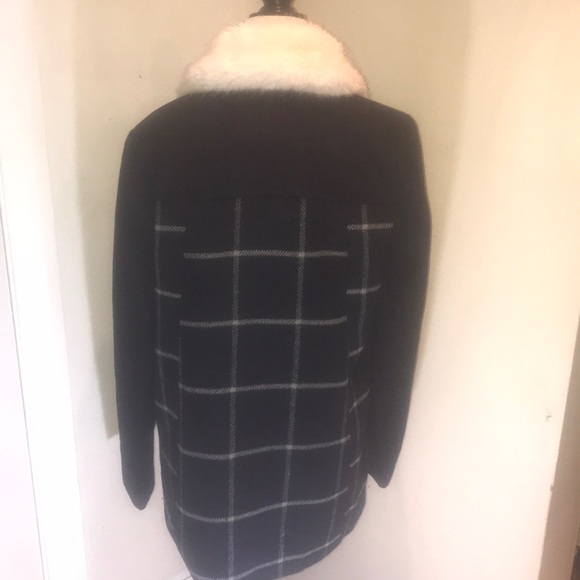 “FOREVER 21” Navy check faux fur collar jacket. - Picture 8 of 16